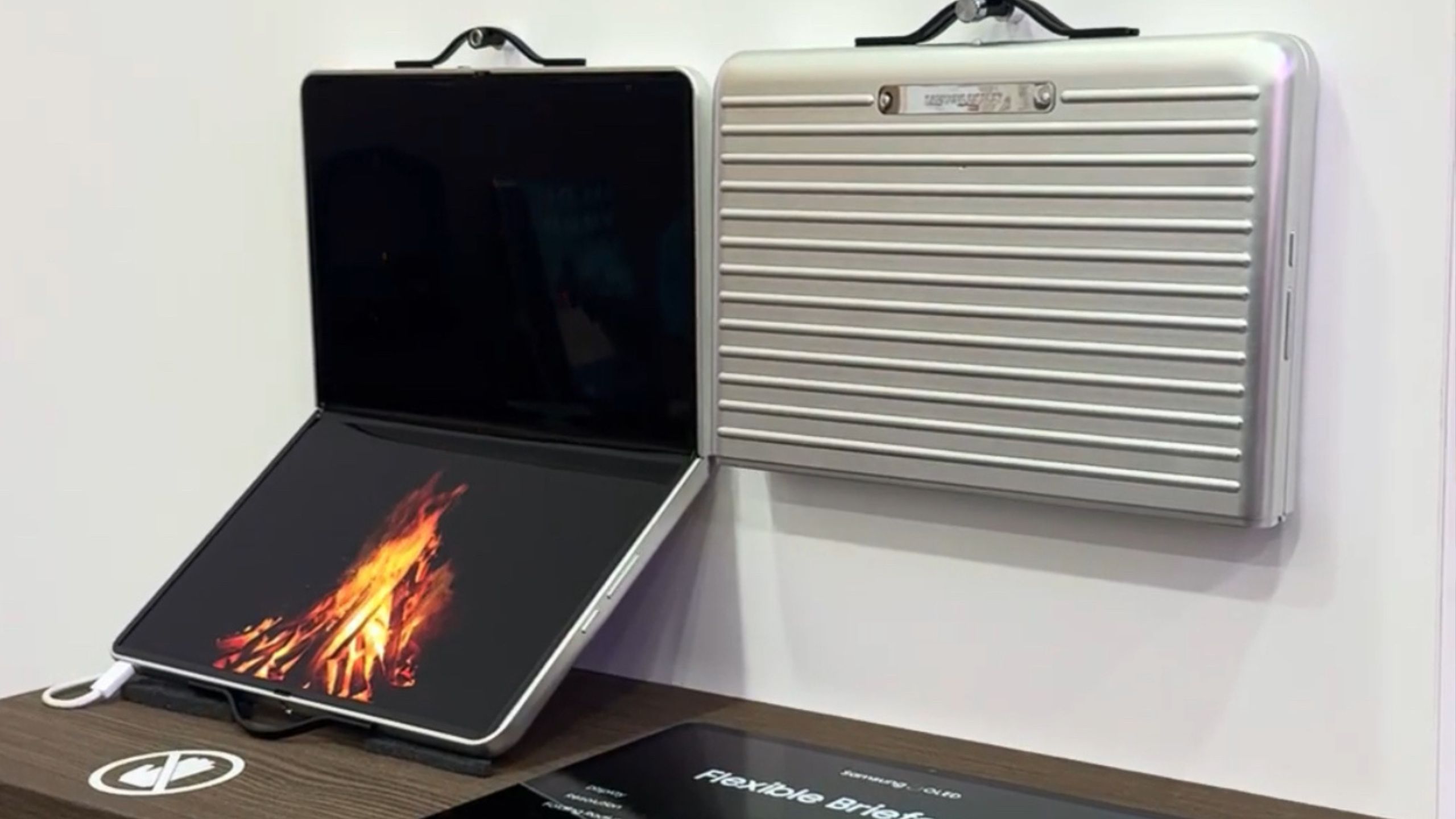 samsung-flexible-briefcase-mwc-2025